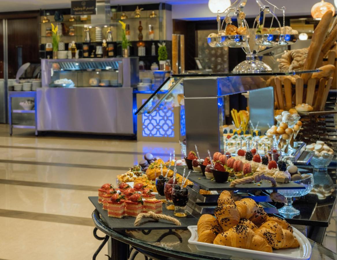 Отель Anwar Al Madinah Moevenpick Медина Экстерьер фото Breakfast buffet at the hotel