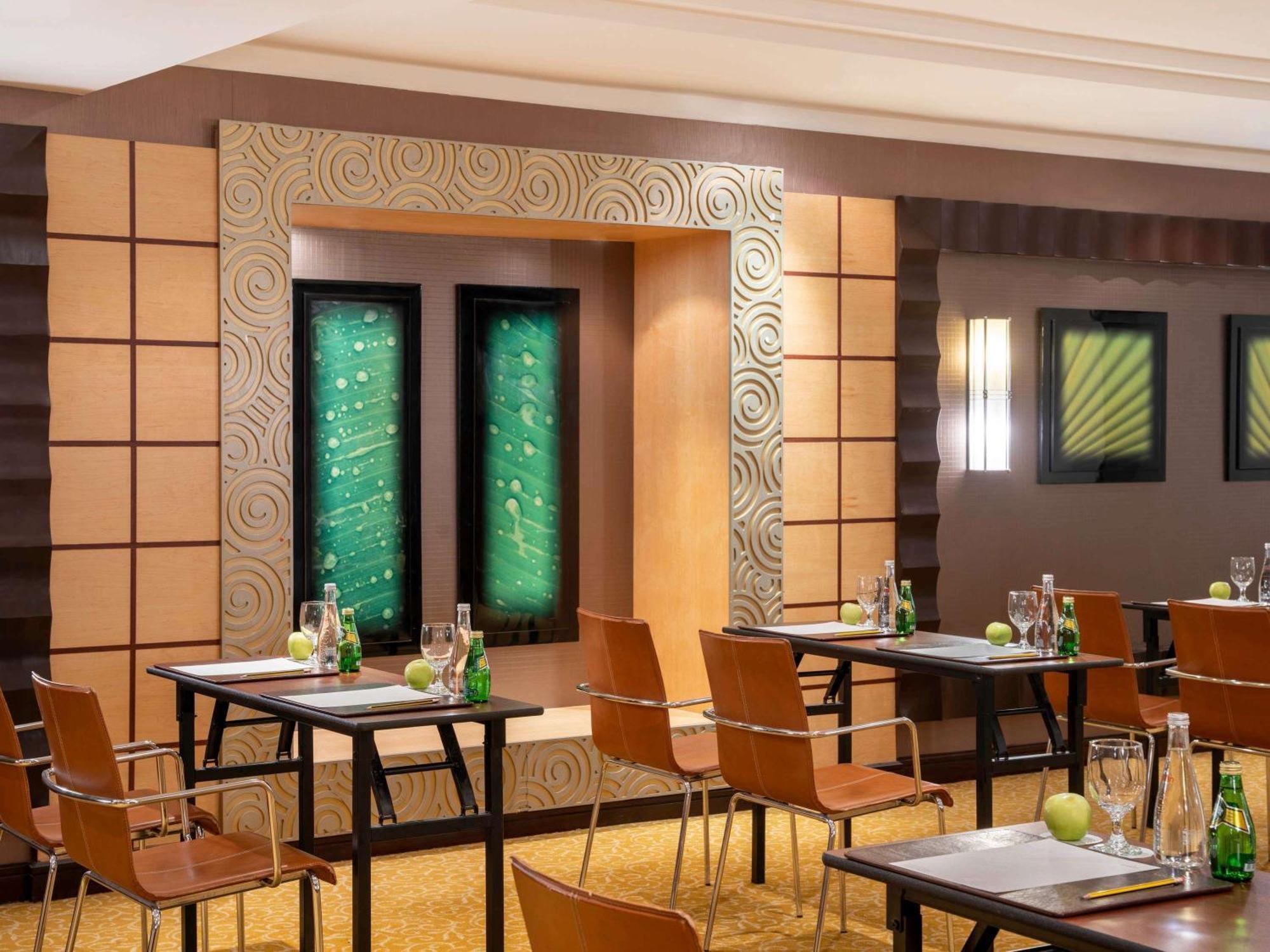 Отель Anwar Al Madinah Moevenpick Медина Экстерьер фото The meeting room
