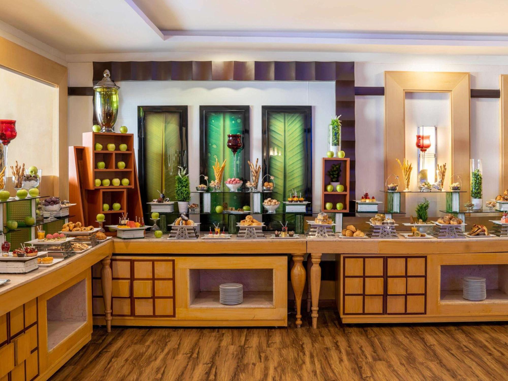 Отель Anwar Al Madinah Moevenpick Медина Экстерьер фото A buffet at a luxury hotel