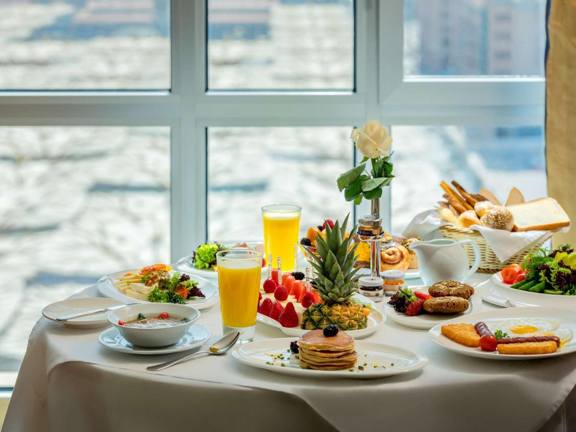 Отель Anwar Al Madinah Moevenpick Медина Экстерьер фото Breakfast buffet at the hotel