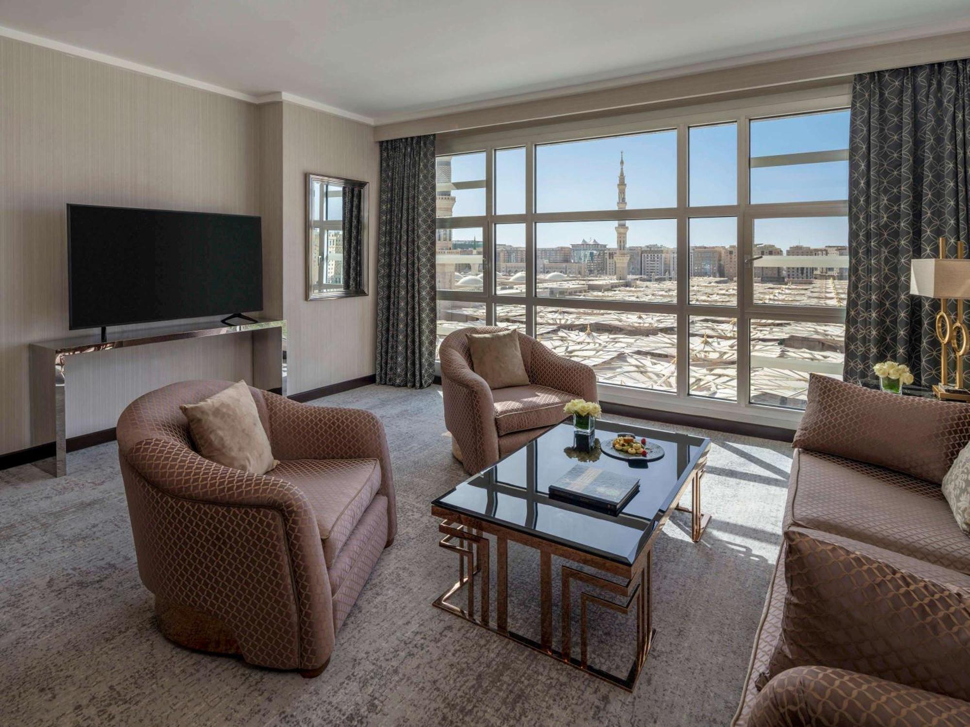 Отель Anwar Al Madinah Moevenpick Медина Экстерьер фото A view of the city from a suite at the Ritz-Carlton Riyadh